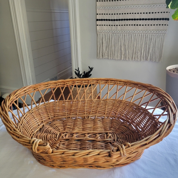 Wicker Oval Pet Bed With Lowered Side Entrance & Criss-cross Details - Picture 2 of 7
